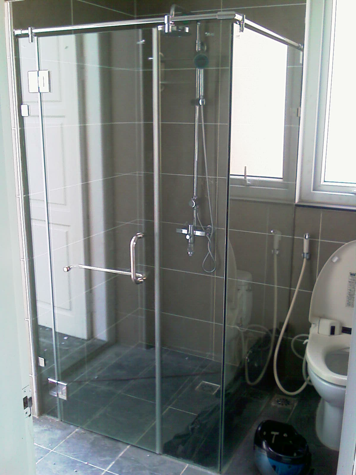  Những lý do nên lắp đặt vách kính cường lực phòng tắm